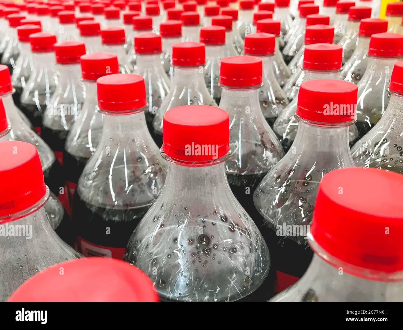 Fermez la pile de boissons gazeuses dans le magasin pratique. Banque D'Images