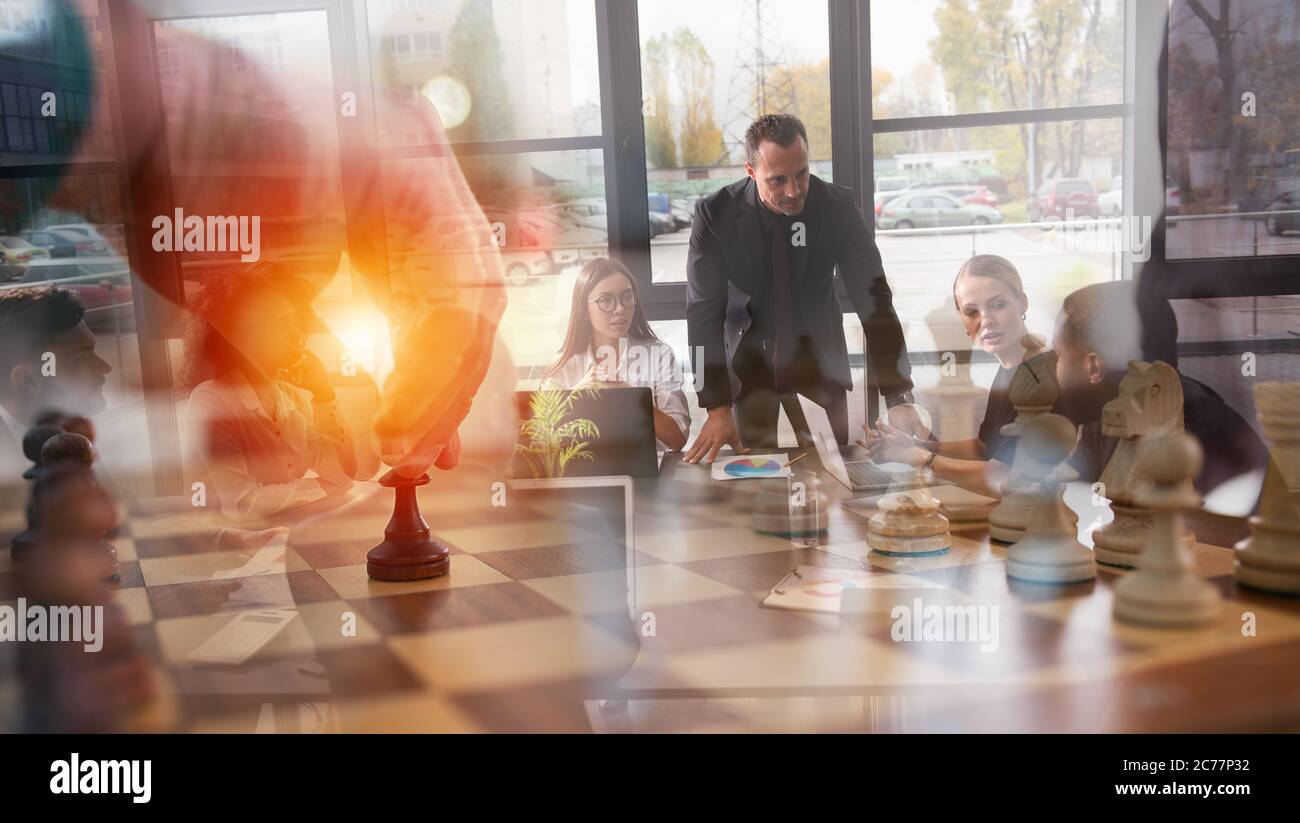 Homme d'affaires jouer avec jeu d'échecs. Concept de stratégie et tactique d'affaires. Banque D'Images