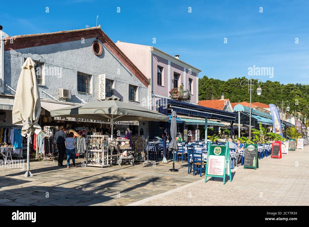 Katakolo, Grèce - 11 novembre 2019 : magasins et restaurants dans le port de Katakolo sur la côte grecque et sert de porte d'entrée à Olympia, Grèce. Banque D'Images
