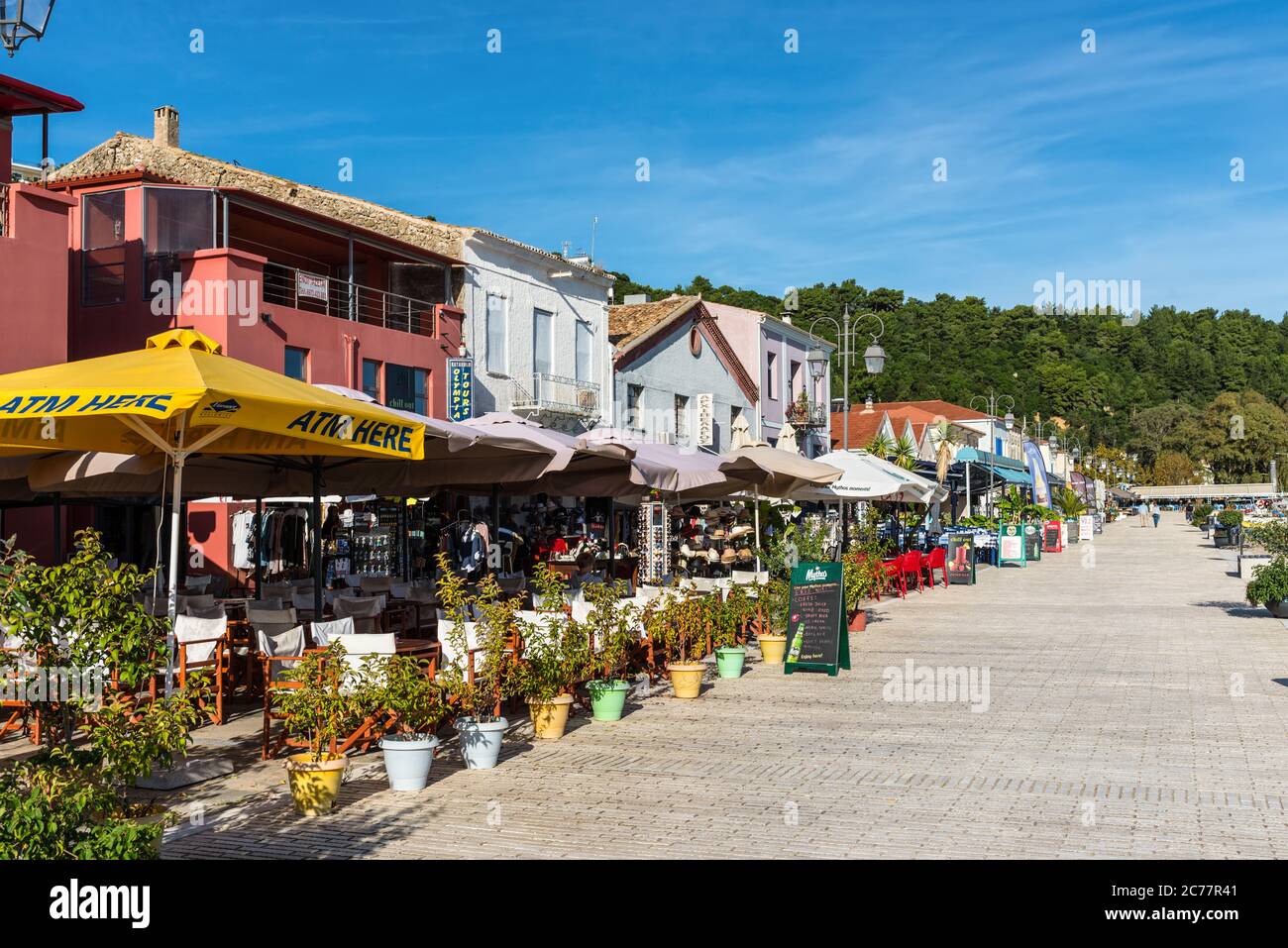 Katakolo, Grèce - 11 novembre 2019 : magasins et restaurants dans le port de Katakolo sur la côte grecque et sert de porte d'entrée à Olympia, Grèce. Banque D'Images