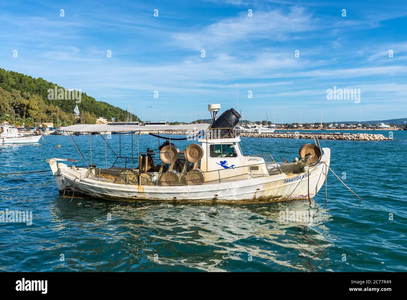 Katakolo, Grèce - 11 novembre 2019 : bateau de pêche en bois ancré dans le port de Katakolo (Olimpia), Grèce. Banque D'Images