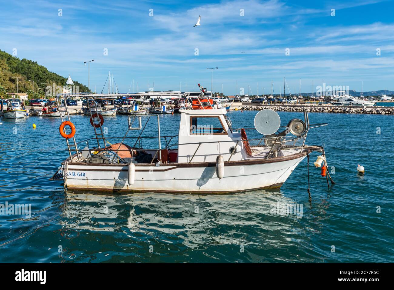 Katakolo, Grèce - 11 novembre 2019 : bateau de pêche en bois ancré dans le port de Katakolo (Olimpia), Grèce. Banque D'Images