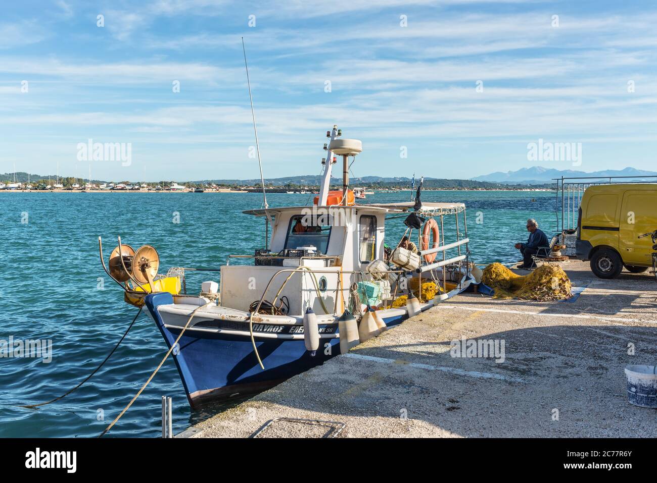 Katakolo, Grèce - 11 novembre 2019 : bateau de pêche en bois amarré dans le port de Katakolo (Olimpia), Grèce. Banque D'Images