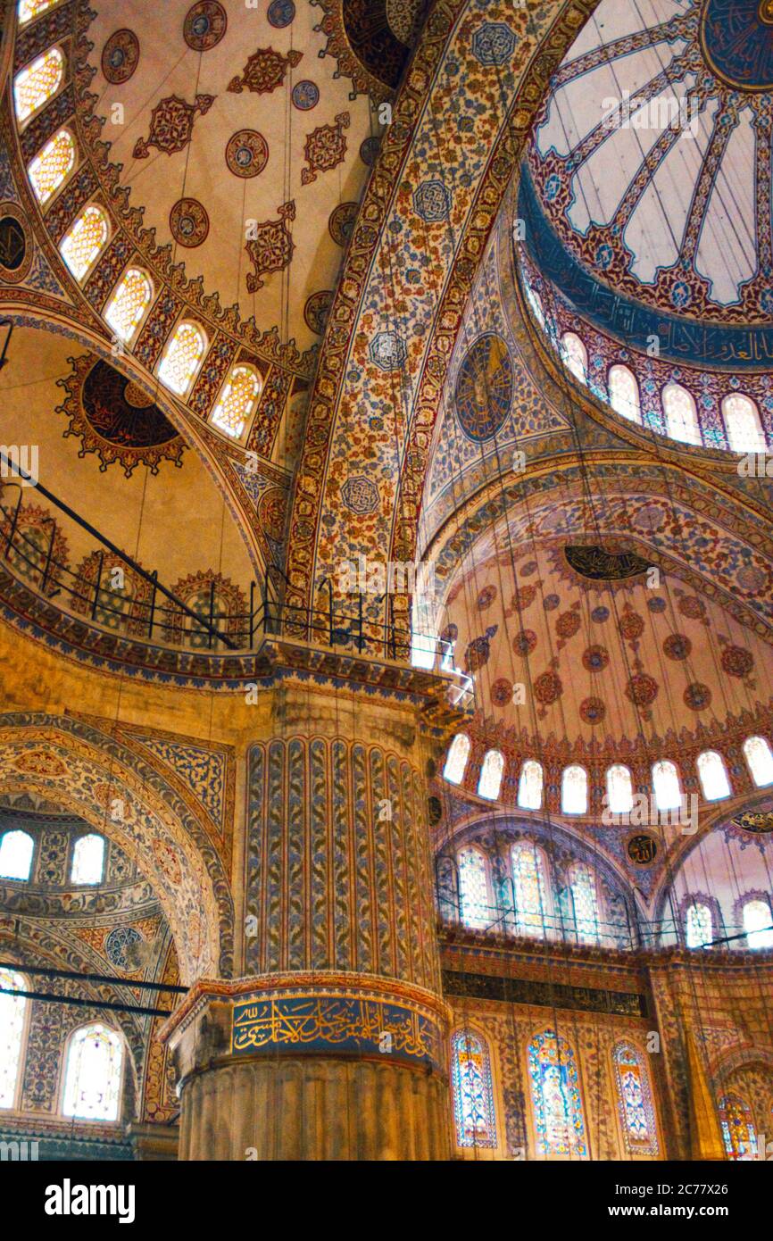 Intérieur de la Mosquée bleue également connue sous le nom de mosquée Sultan Ahmed, des carreaux bleus peints à la main ornent les murs intérieurs de la mosquée à Istanbul, en Turquie. C'était co Banque D'Images