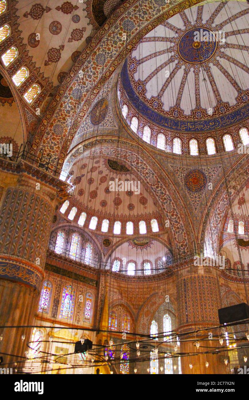 Intérieur de la Mosquée bleue également connue sous le nom de mosquée Sultan Ahmed, des carreaux bleus peints à la main ornent les murs intérieurs de la mosquée à Istanbul, en Turquie. C'était co Banque D'Images