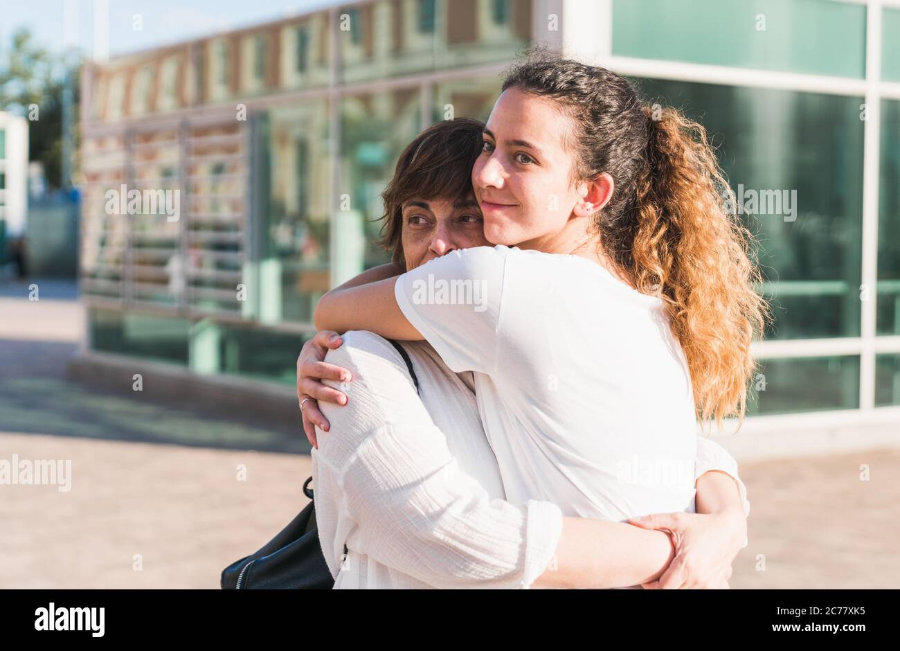 Mere Et Fille Se Donnant Un Hug Un Calin D Amour Enserrer Famille Qui S Enserre Deux Personnes Se Embrassant Photo Stock Alamy