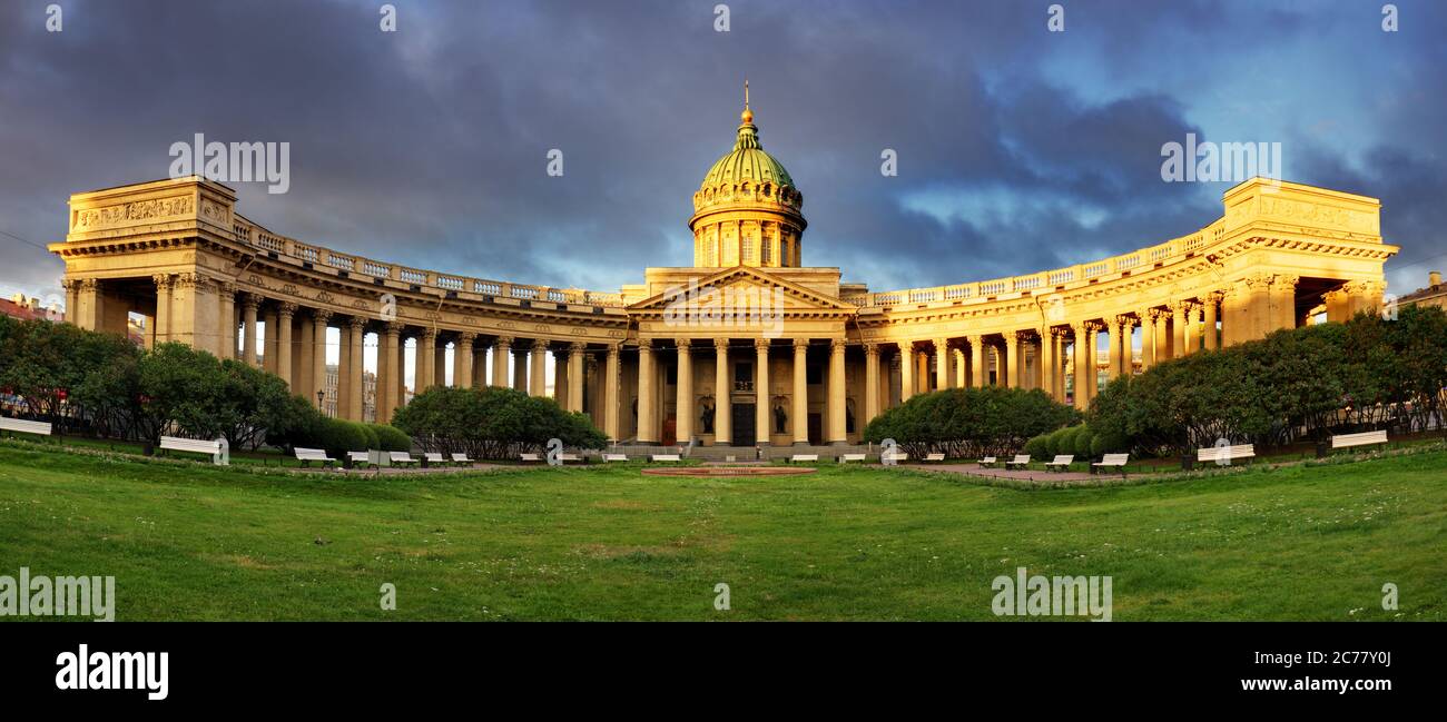 Soirée ensoleillée d'été à la cathédrale de Kazan à Saint-Pétersbourg, Russie Banque D'Images