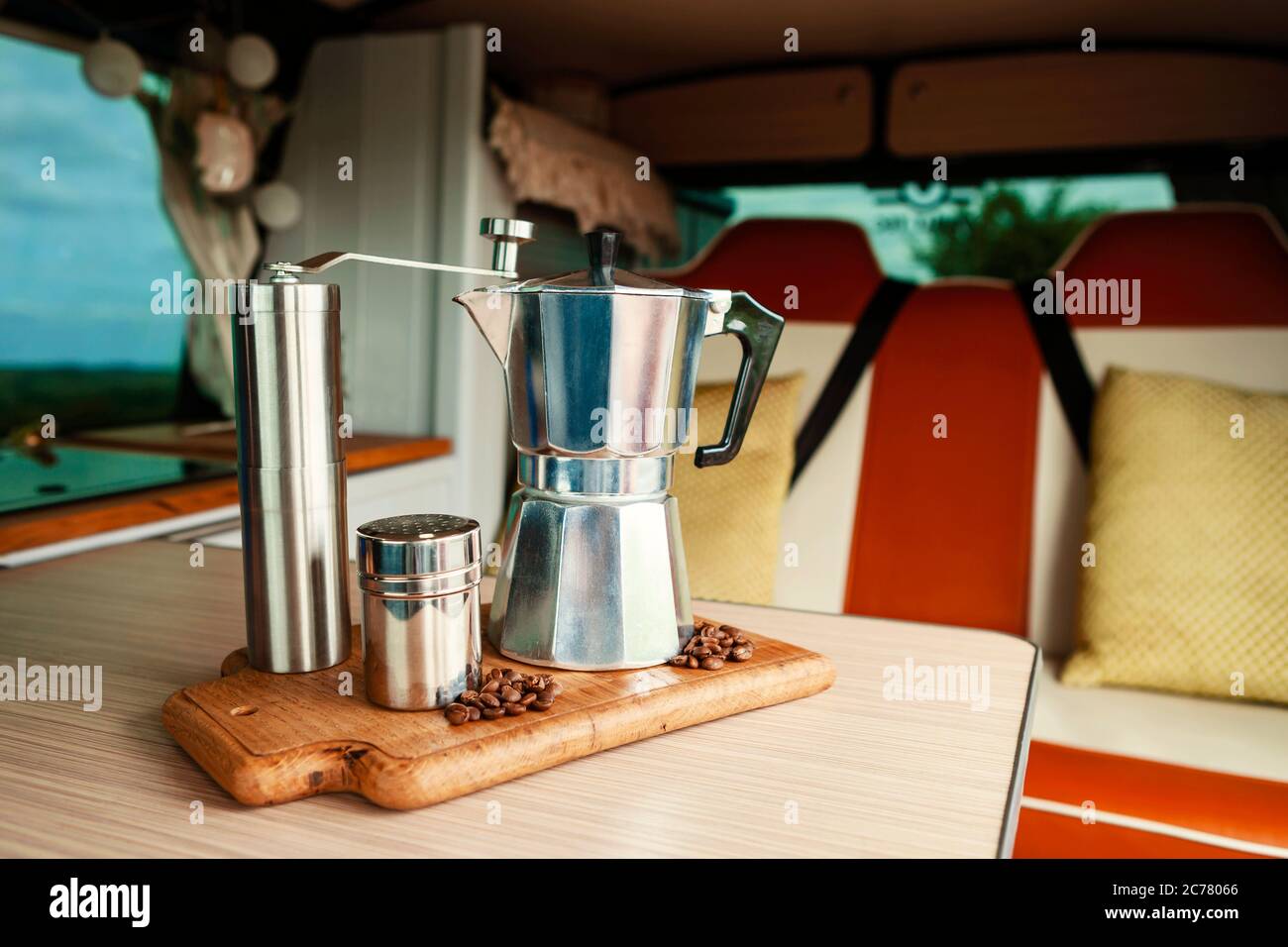 Cafetière Aqua Bialetti, moulin à café, machine à café, machine à café à  chocolat et grains de café sur un plateau en bois dans une confortable  camionnette de camping Photo Stock -