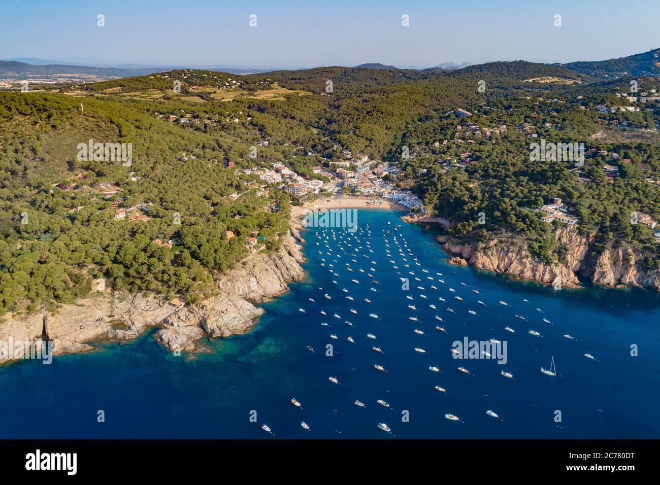 Vue aérienne depuis la plage et le port de plaisance depuis Tamariu, Costa Brava, Espagne Mer méditerranée Banque D'Images