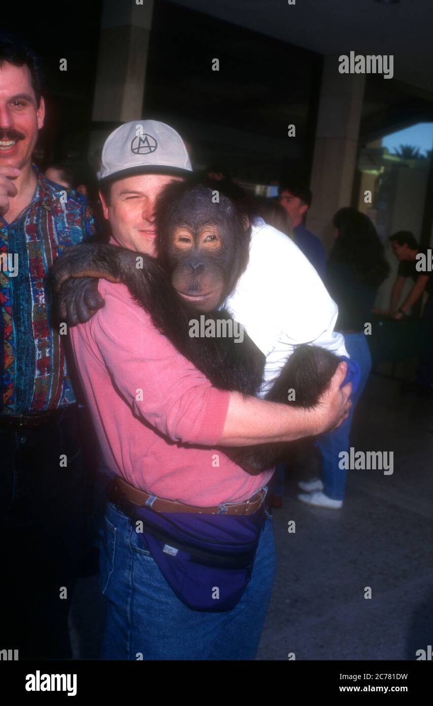 Century City, Californie, États-Unis 7 janvier 1996 l'acteur Jason Alexander et Dunston arrivent à la première « Dunston Checks In » de Fox du XXe siècle au Cinemas de Century Plaza de Cineplex Odeon le 7 janvier 1996 à Century City, Californie, États-Unis. Photo par Barry King/Alay stock photo Banque D'Images