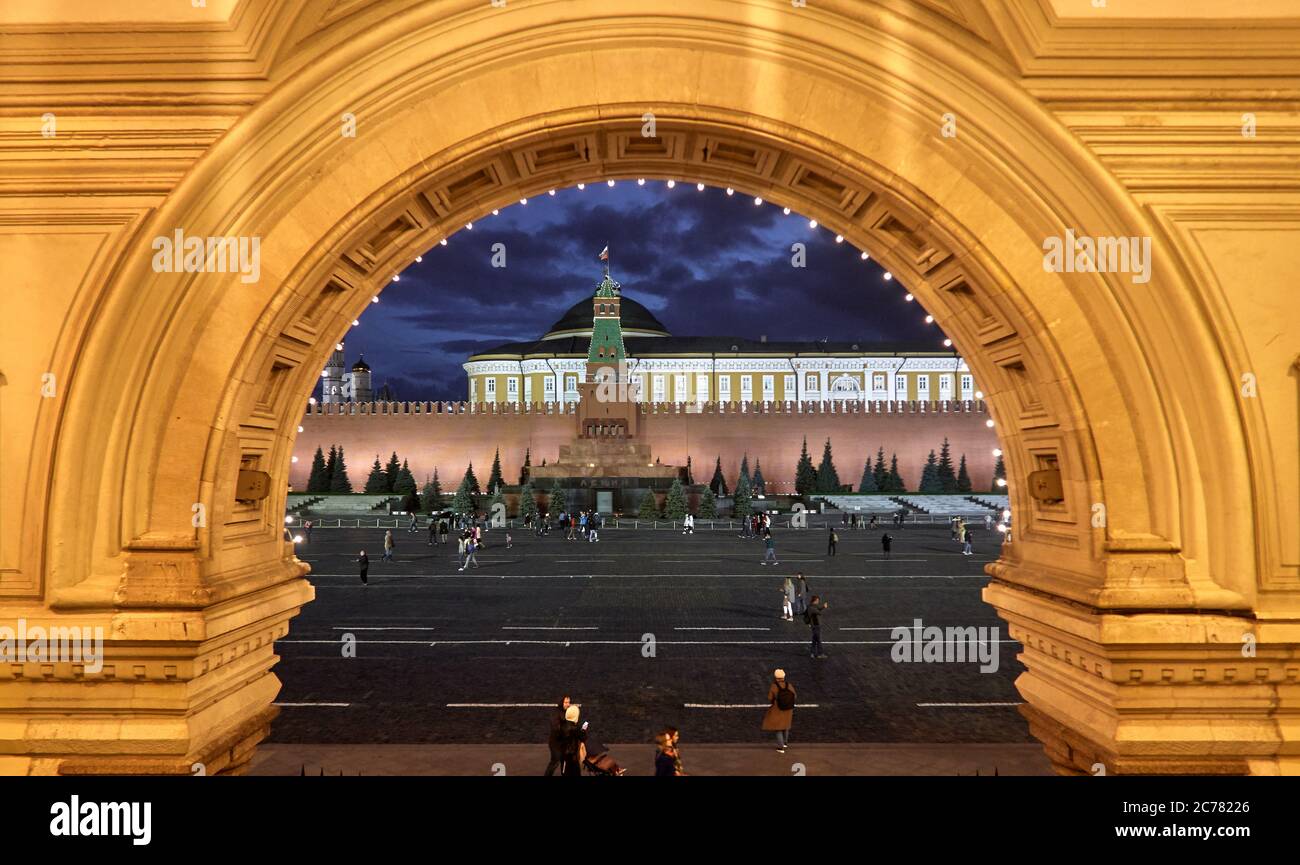 Moscou, Russie. Vue sur le mausolée de Lénine et le Kremlin à travers l'une des arcades du centre commercial DE GOMME sur la place Rouge, site de Moscou. Banque D'Images