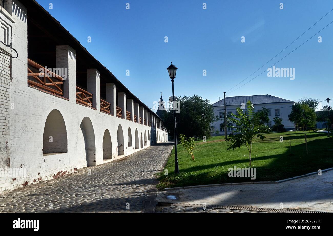 Astrakhan, Russie. La planforme du Kremlin est un triangle à angle droit avec des murs de 3-3.5 m d'épaisseur et de 7-1 1.3 m de hauteur. La longueur totale des murs est de 1554 m, la superficie totale du Kremlin est de 11 hectares. Au départ, les murs du Kremlin avaient 8 tours et 7 d'entre elles sont conservées jusqu'à nos jours. Banque D'Images