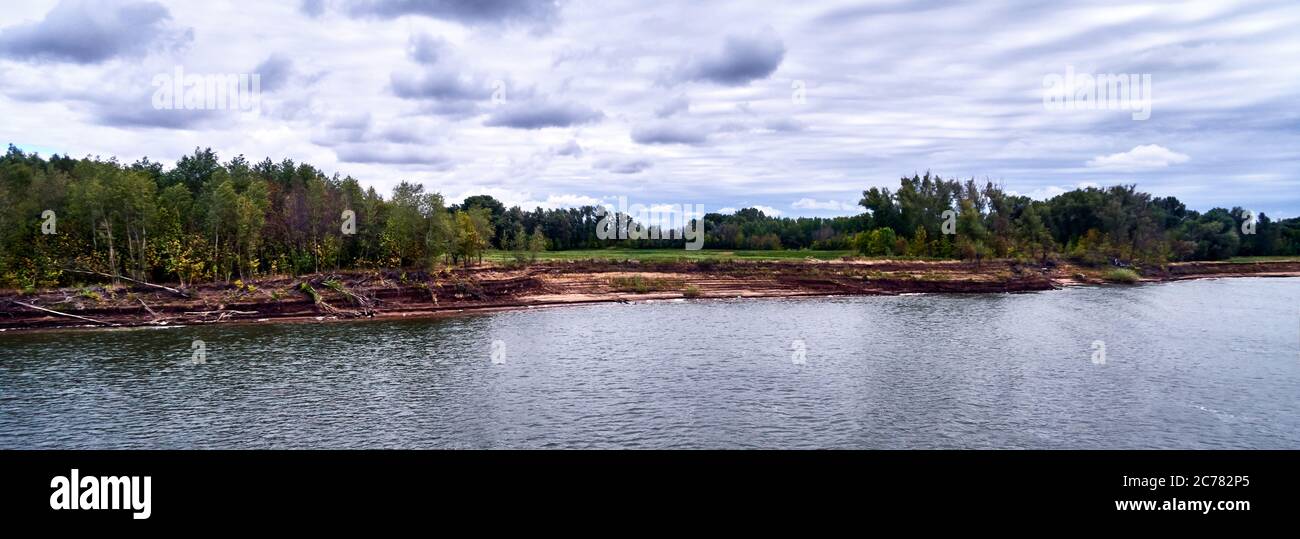 Russie, oblast d'Astrakhan. Région d'Astrakhan. La Volga est la plus grande rivière d'Europe, elle draine plus d'un tiers de la surface de la Russie européenne, prend sa source dans les collines de Valdaï, à 228 mètres d'altitude. La Volga coule dans une gigantesque plaine aluviale de 3,690 km pour sauter dans la mer Caspienne Banque D'Images