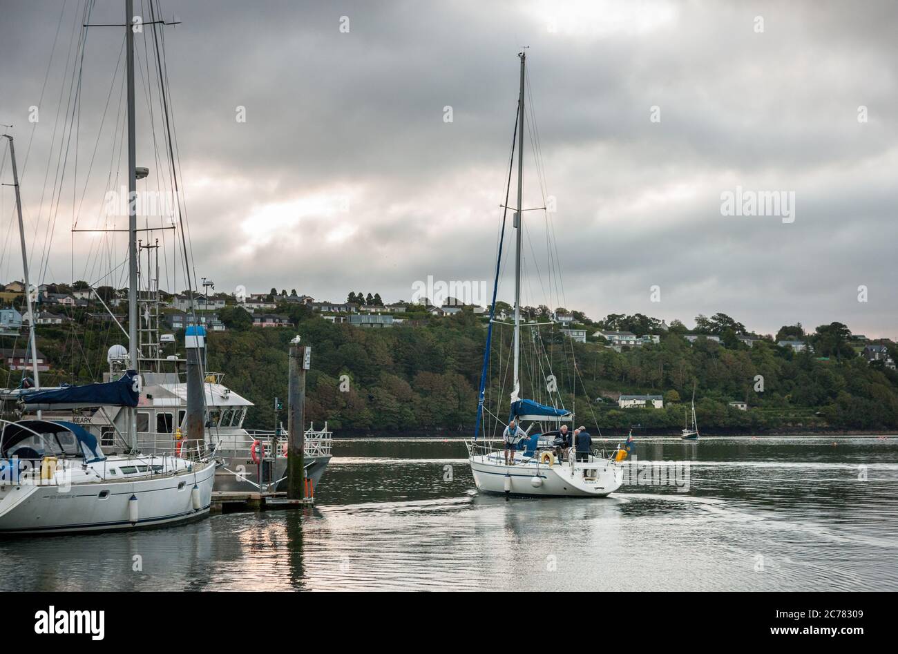 Kinsale, Cork, Irlande. 15 juillet 2020. Le yacht Tully se prépare aussi à quitter la marina de Kinsale, Co. Cork pour un jour de navigation le long de la côte sud de l'Irlande. Le temps d'aujourd'hui sera surtout nuageux ce matin avec quelques taches de brouillard et de bruine. Cependant, de longs épisodes secs se développeront au fur et à mesure que la journée progresse, avec quelques épisodes ensoleillés possibles et des températures de 17 à 21 degrés. - crédit; David Creedon / Alamy Live News Banque D'Images