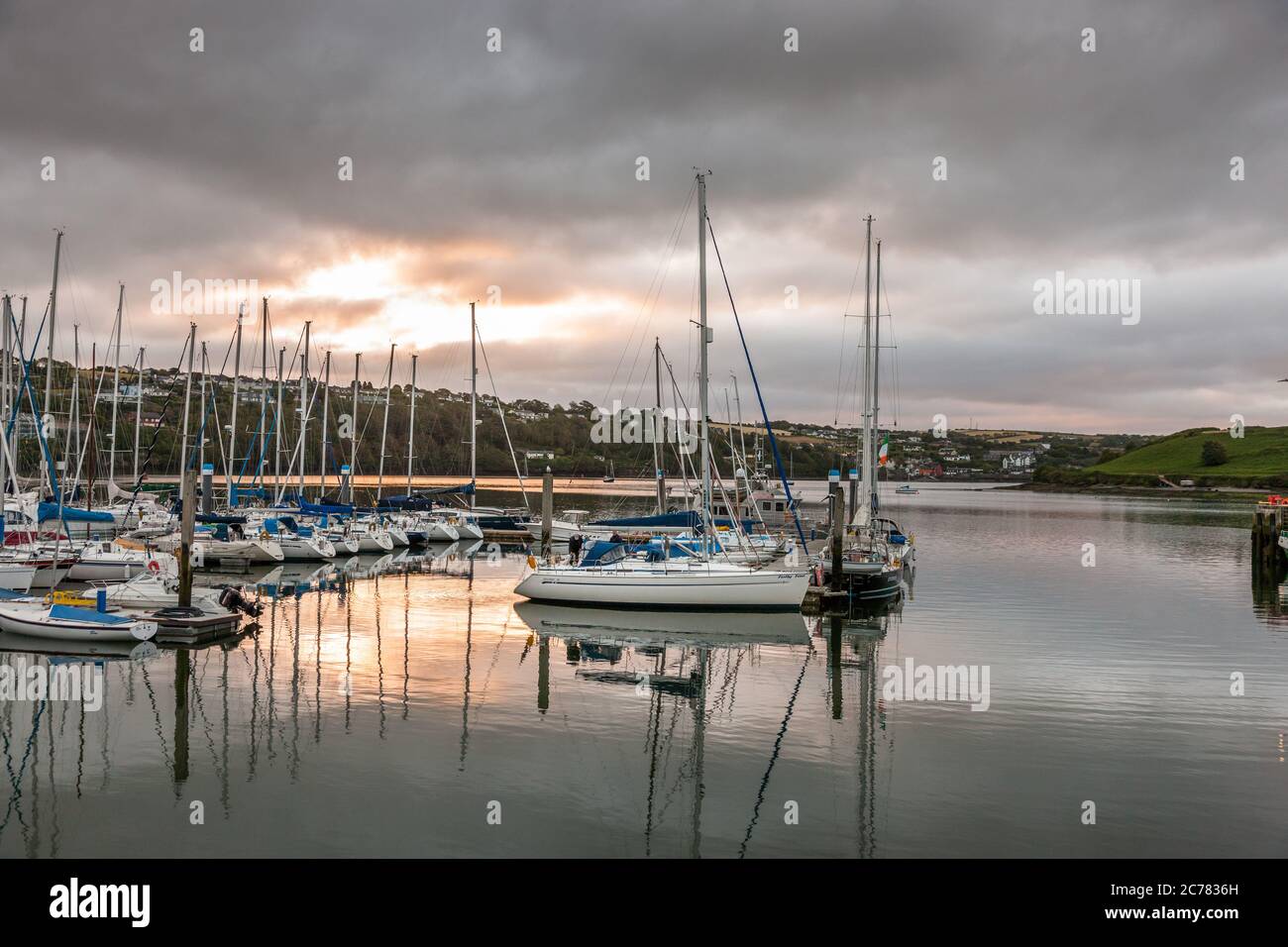 Kinsale, Cork, Irlande. 15 juillet 2020. Le yacht Tully se prépare aussi à quitter la marina de Kinsale, Co. Cork pour un jour de navigation le long de la côte sud de l'Irlande. Le temps d'aujourd'hui sera surtout nuageux ce matin avec quelques taches de brouillard et de bruine. Cependant, de longs épisodes secs se développeront au fur et à mesure que la journée progresse, avec quelques épisodes ensoleillés possibles et des températures de 17 à 21 degrés. - crédit; David Creedon / Alamy Live News Banque D'Images