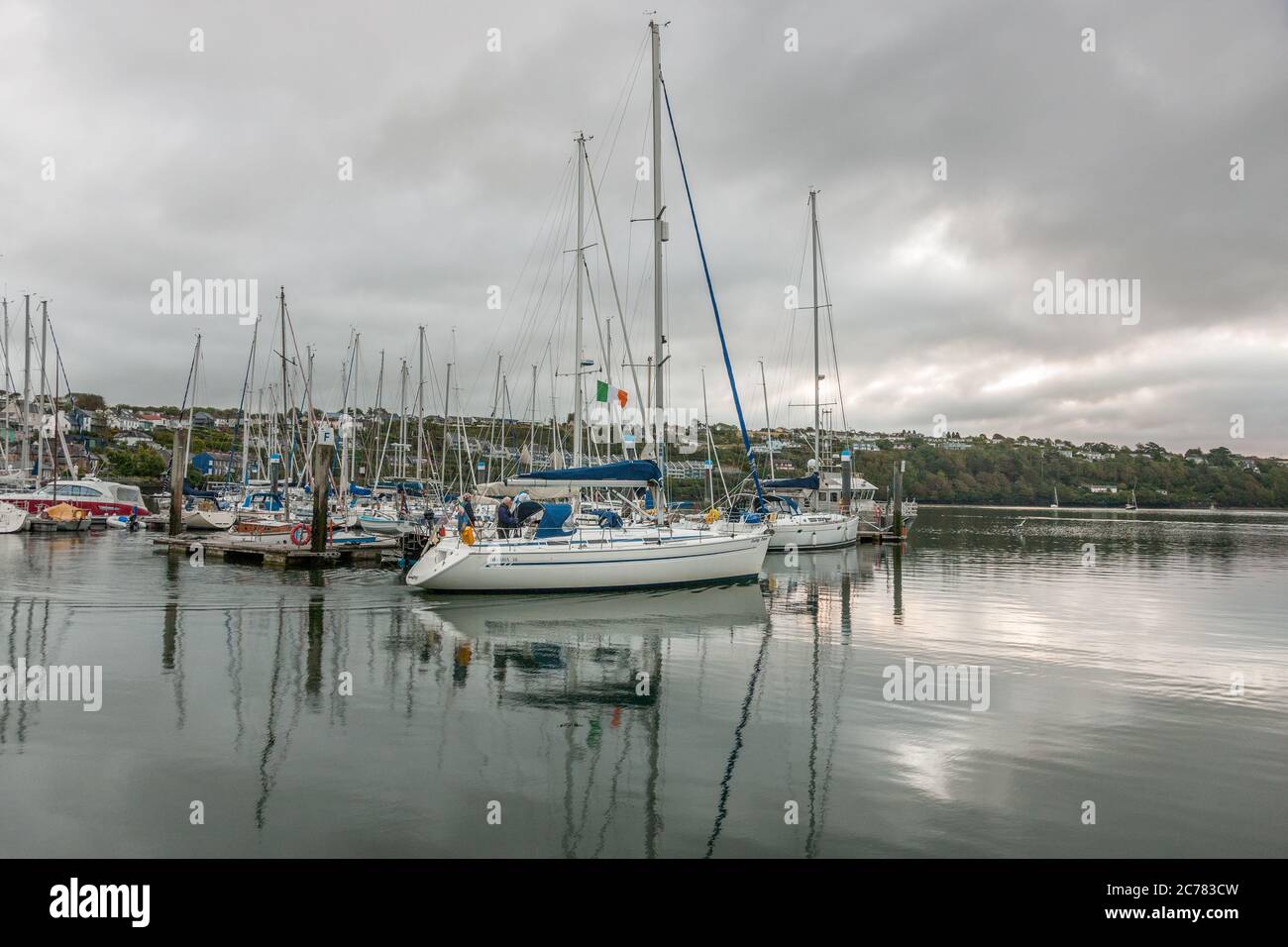 Kinsale, Cork, Irlande. 15 juillet 2020. Le yacht Tully se prépare aussi à quitter la marina de Kinsale, Co. Cork pour un jour de navigation le long de la côte sud de l'Irlande. Le temps d'aujourd'hui sera surtout nuageux ce matin avec quelques taches de brouillard et de bruine. Cependant, de longs épisodes secs se développeront au fur et à mesure que la journée progresse, avec quelques épisodes ensoleillés possibles et des températures de 17 à 21 degrés. - crédit; David Creedon / Alamy Live News Banque D'Images