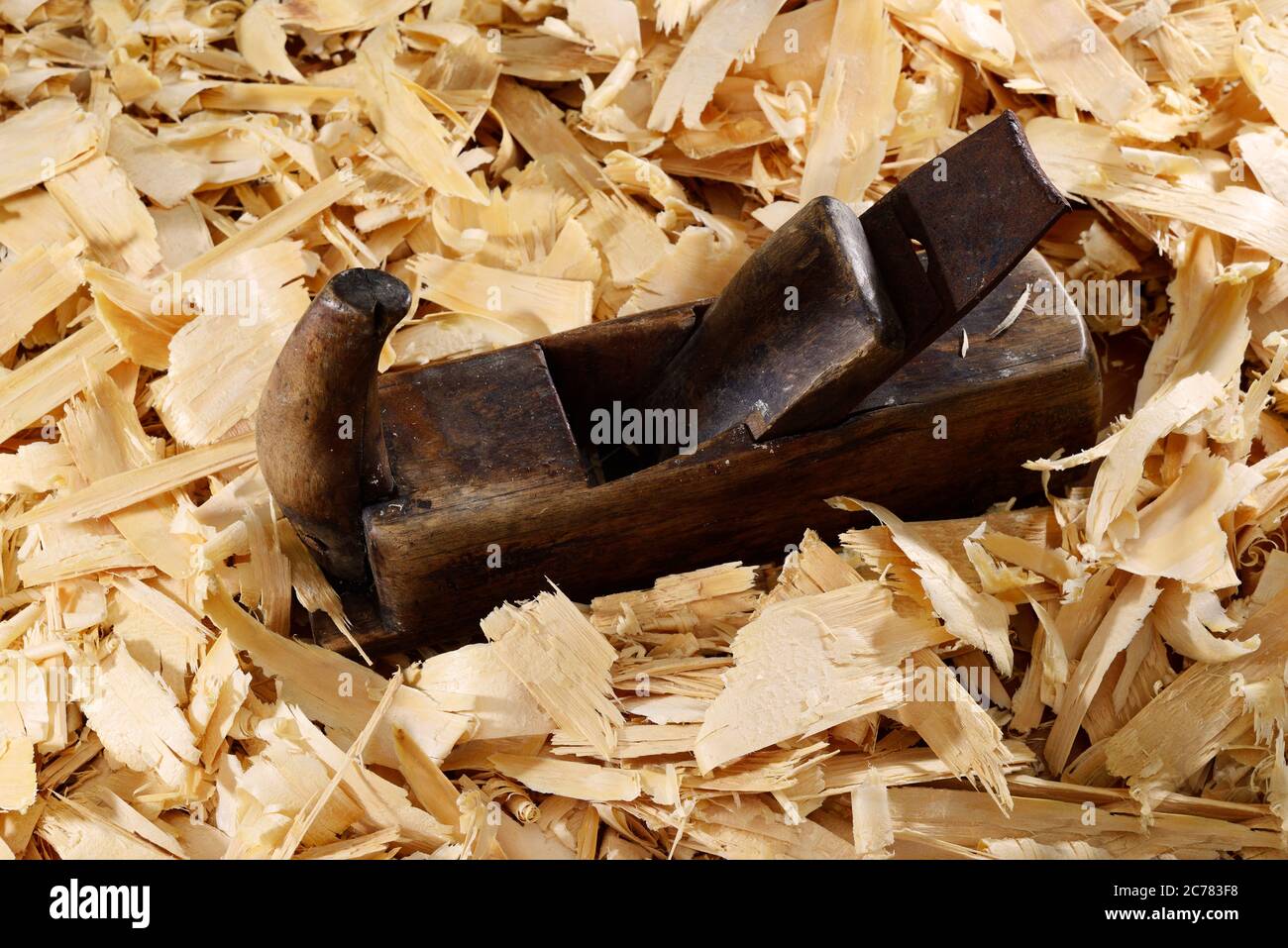 beaucoup de copeaux de bois frais et une ancienne planeuse Banque D'Images