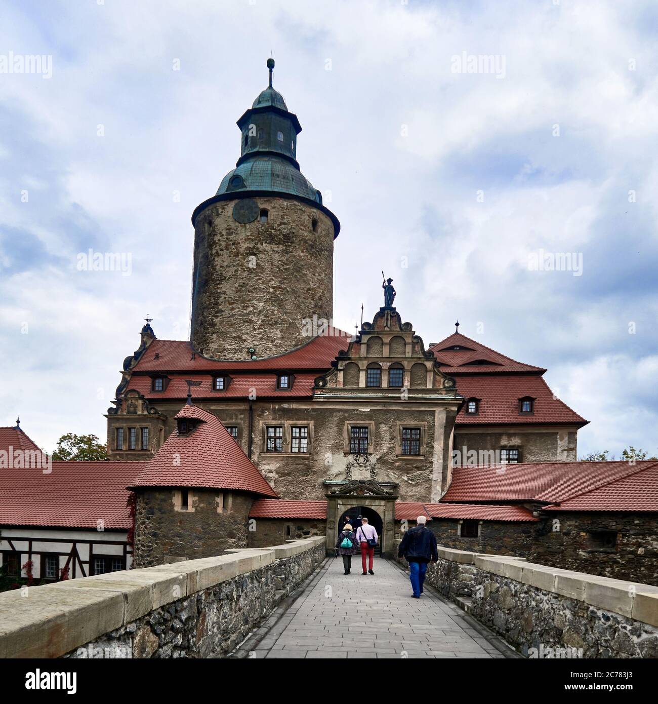 Pologne, village de Czocha, comté de Luban, Basse-Silésie le château de Czocha est un château défensif dans le village de Czocha, situé sur le lac Lenia, près de la rivière Kwisa. Le château de Czocha a été construit sur le rocher du gneiss, et sa plus ancienne partie est le donjon, auquel des structures de logement ont été ajoutées plus tard. L'origine du château de pierre date de 1329. Banque D'Images