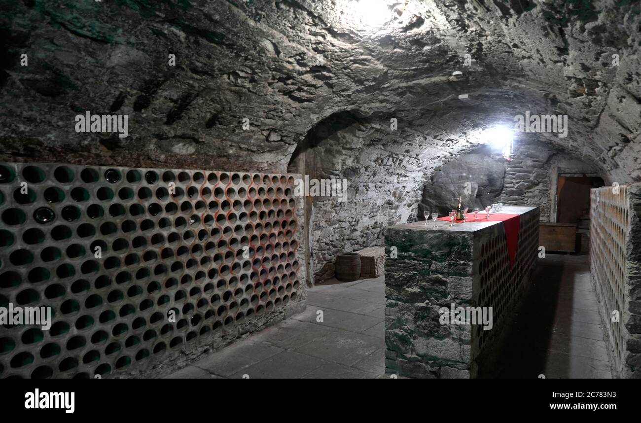 Pologne, Luba ? Comté, Basse Silésie le Bar typique à la cave du château défensif de Czocha dans le village de Czocha, origine du château en pierre date de 1329. Banque D'Images