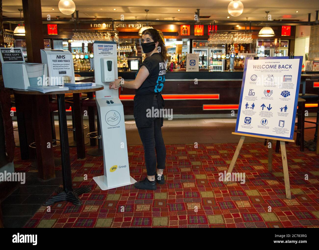Glasgow, Écosse, Royaume-Uni. 15 juillet 2020. Photo : la chaîne de pub de Wethercuillers, le pub Sir John Moore au centre de Glasgow, se prépare à l'afflux de clients. Ils ont des signes et des marqueurs sociaux de distanciation et des postes de désinfection des mains dans le hall d'entrée pour que les clients puissent se laver les mains. Wethercuillers prennent au sérieux la question de la distanciation sociale et de la propreté très au sérieux. Crédit : Colin Fisher/Alay Live News Banque D'Images