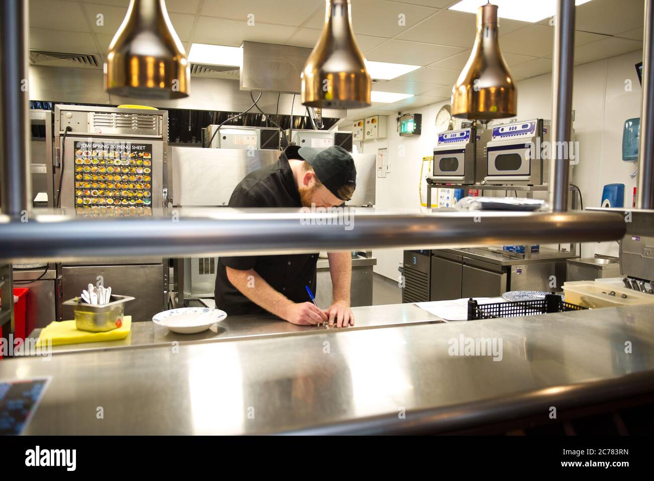 Glasgow, Écosse, Royaume-Uni. 15 juillet 2020. Photo : la chaîne de pub de Wethercuillers, le pub Sir John Moore au centre de Glasgow, se prépare à l'afflux de clients. Ils ont des signes et des marqueurs sociaux de distanciation et des postes de désinfection des mains dans le hall d'entrée pour que les clients puissent se laver les mains. Wethercuillers prennent au sérieux la question de la distanciation sociale et de la propreté très au sérieux. Crédit : Colin Fisher/Alay Live News Banque D'Images