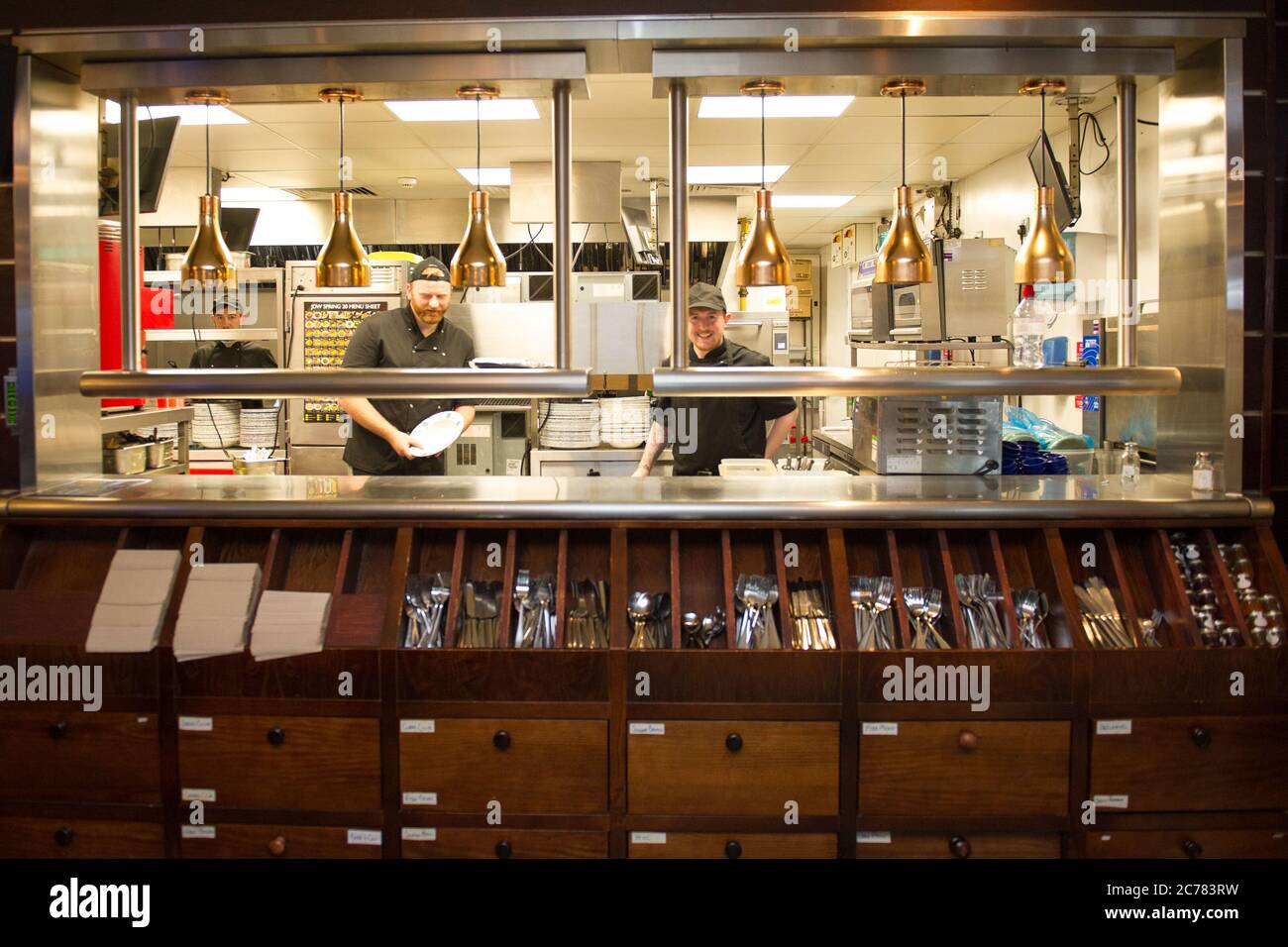 Glasgow, Écosse, Royaume-Uni. 15 juillet 2020. Photo : la chaîne de pub de Wethercuillers, le pub Sir John Moore au centre de Glasgow, se prépare à l'afflux de clients. Ils ont des signes et des marqueurs sociaux de distanciation et des postes de désinfection des mains dans le hall d'entrée pour que les clients puissent se laver les mains. Wethercuillers prennent au sérieux la question de la distanciation sociale et de la propreté très au sérieux. Crédit : Colin Fisher/Alay Live News Banque D'Images