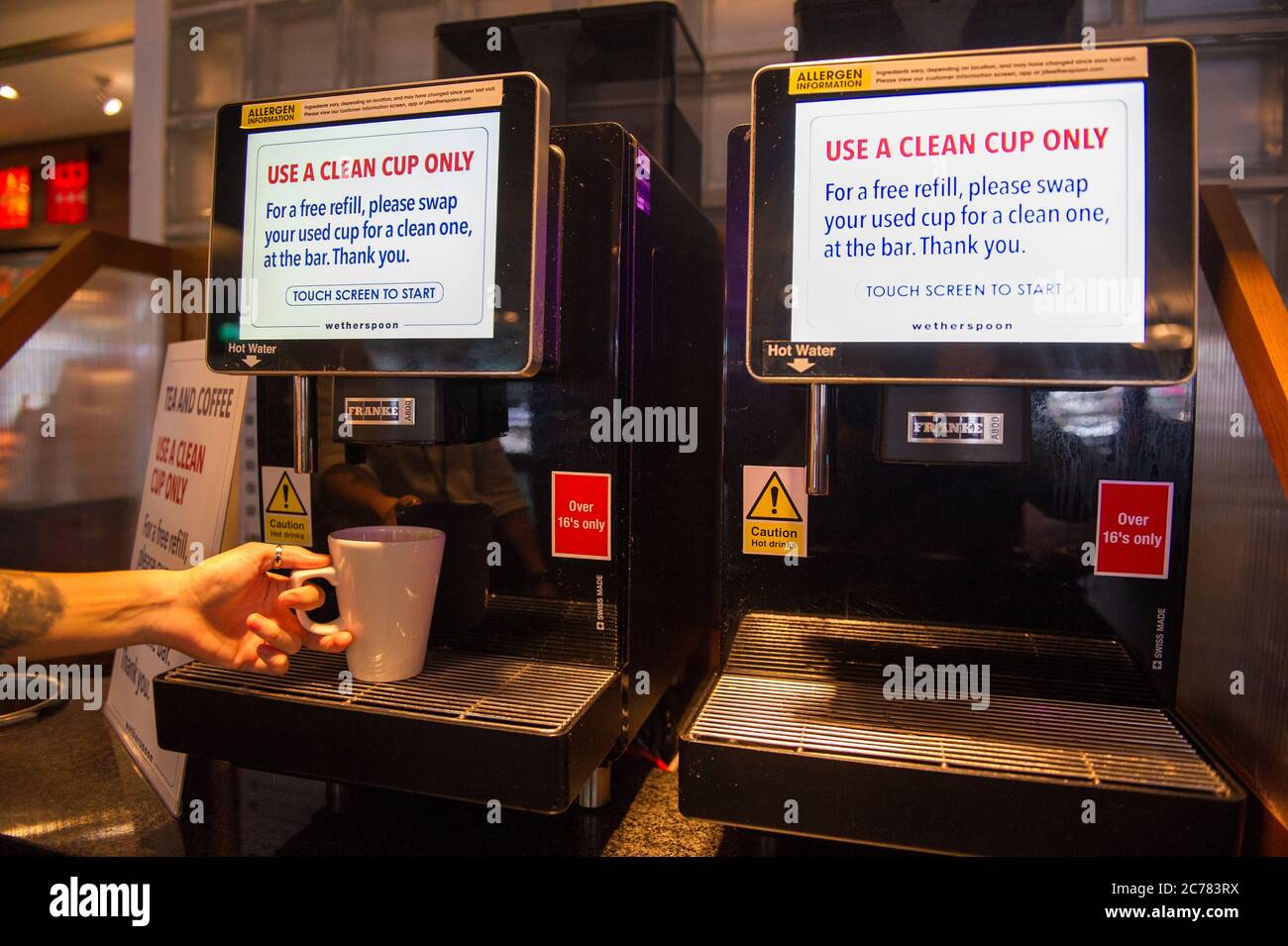 Glasgow, Écosse, Royaume-Uni. 15 juillet 2020. Photo : la chaîne de pub de Wethercuillers, le pub Sir John Moore au centre de Glasgow, se prépare à l'afflux de clients. Ils ont des signes et des marqueurs sociaux de distanciation et des postes de désinfection des mains dans le hall d'entrée pour que les clients puissent se laver les mains. Wethercuillers prennent au sérieux la question de la distanciation sociale et de la propreté très au sérieux. Crédit : Colin Fisher/Alay Live News Banque D'Images