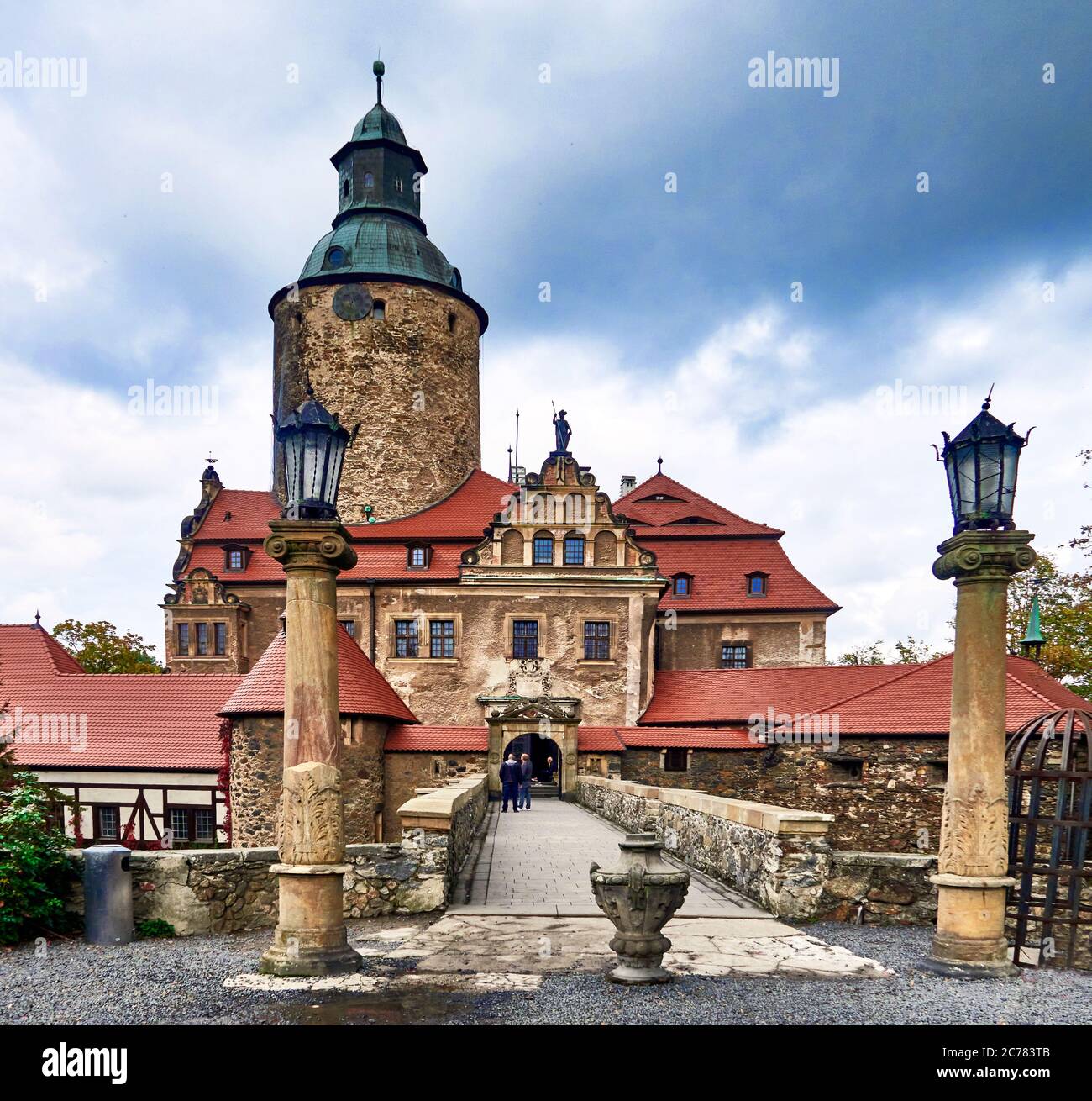 Pologne, village de Czocha, Luba? Comté, Basse Silésie le château de Czocha est un château défensif dans le village de Czocha, est situé sur le lac le?nia, près de la rivière Kwisa. Le château de Czocha a été construit sur le rocher du gneiss, et sa plus ancienne partie est le donjon, auquel des structures de logement ont été ajoutées plus tard. L'origine du château de pierre date de 1329. Banque D'Images