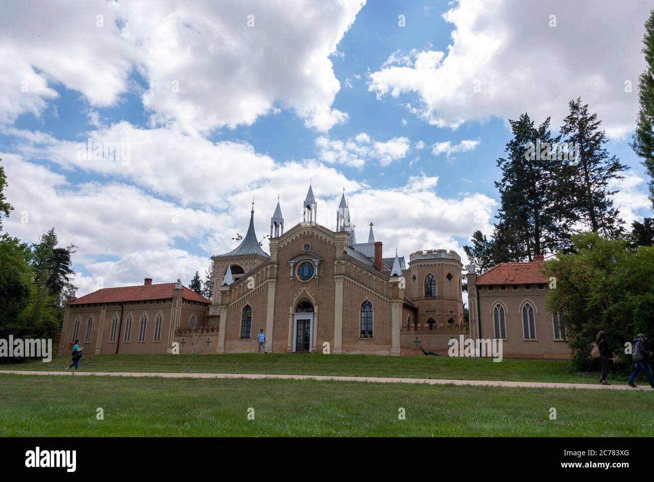 07 juillet 2020, Saxe-Anhalt, Wörlitz : l'arrière de la maison gothique. Il a été construit à partir de 1773-1813 selon les plans d'Erdmannsdorff et le directeur de bâtiment Georg Christoph Hesekiel dans le style néo-gothique. Photo: Stephan Schulz/dpa-Zentralbild/ZB Banque D'Images