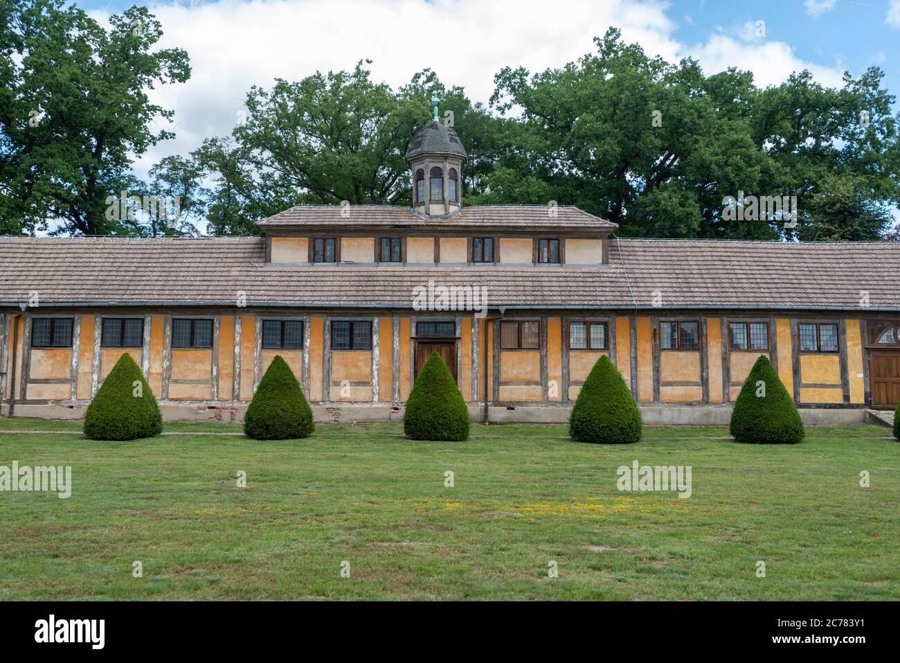 Oranienbaum, Allemagne. 07e juillet 2020. Un bâtiment encore non rénové du château baroque Oranienbaum. Le château et son parc adjacent forment un ensemble architectural unique d'influence hollandaise en Allemagne. Le château fut construit entre 1683 et 1698 par Cornelis Ryckwaert comme un complexe à trois ailes dans le style d'un domaine hollandais. Aujourd'hui, elle appartient au Royaume des jardins de Dessau-Wörlitz, classé au patrimoine mondial de l'UNESCO. Credit: Stephan Schulz/dpa-Zentralbild/ZB/dpa/Alay Live News Banque D'Images