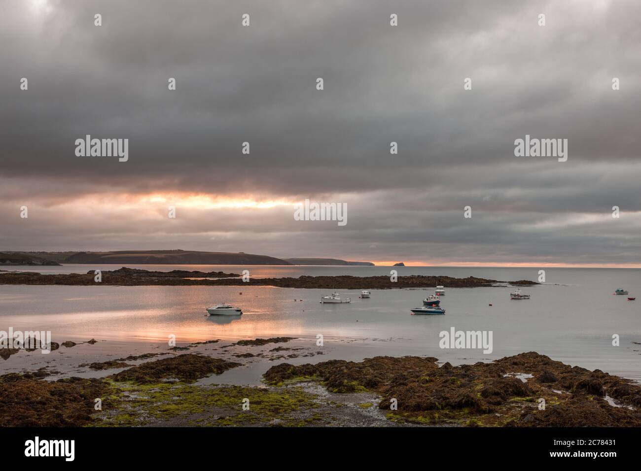 Bulliens Bay, Garrettstown, Cork, Irlande. 15 juillet 2020. Un bateau de loisirs amarré le matin d'un été nuageux à Bullens Bay, à l'extérieur de Garrettstown, Co. Cork, Irlande. Le temps d'aujourd'hui sera surtout nuageux ce matin avec quelques taches de brouillard et de bruine. Cependant, de longs épisodes secs se développeront au fur et à mesure que la journée progresse, avec quelques épisodes ensoleillés possibles et des températures de 17 à 21 degrés. - crédit; David Creedon / Alamy Live News Banque D'Images