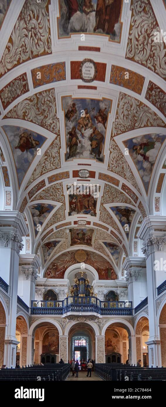 Pologne, Basse-Silésie, ville de Krzeszów, Intérieur de l'église baroque Saint-Joseph de l'ancienne abbaye cistercienne du village de Krzeszow, érigée au XVIIIe siècle. La série de fresques sur les murs et les voûtes en tonneau – les plus importantes pour ces temps en Europe – a été réalisée par le plus grand peintre silésien du XVIIe siècle – Michael Leopold Willmann avec son fils Michael, et son stéson, John Christoph Liszka Banque D'Images