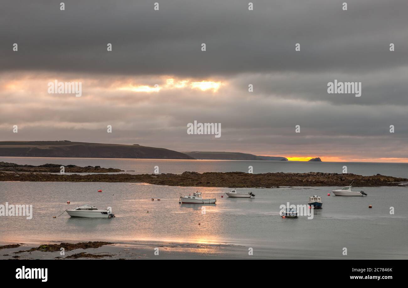 Bulliens Bay, Garrettstown, Cork, Irlande. 15 juillet 2020. Un bateau de loisirs amarré le matin d'un été nuageux à Bullens Bay, à l'extérieur de Garrettstown, Co. Cork, Irlande. Le temps d'aujourd'hui sera surtout nuageux ce matin avec quelques taches de brouillard et de bruine. Cependant, de longs épisodes secs se développeront au fur et à mesure que la journée progresse, avec quelques épisodes ensoleillés possibles et des températures de 17 à 21 degrés. - crédit; David Creedon / Alamy Live News Banque D'Images