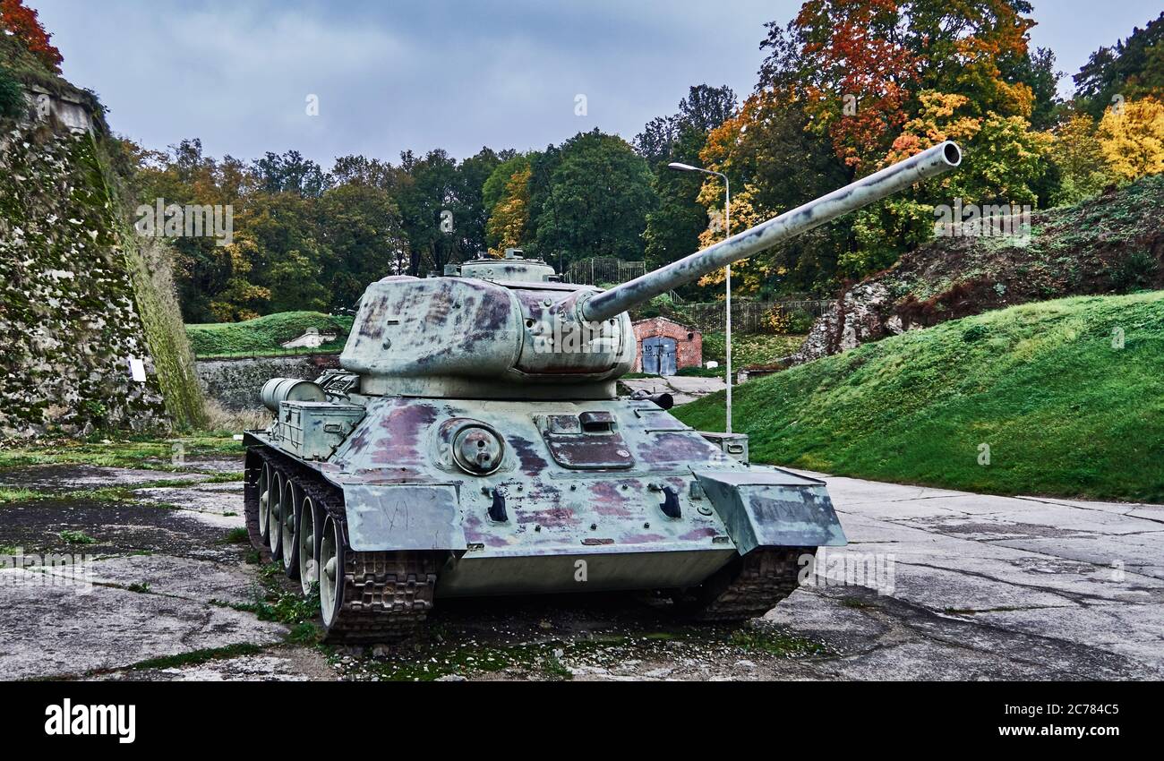 Pologne. Ancien réservoir russe T-34-85,wz.1943. À la seconde moitié du XIXe siècle, la forteresse prussienne n'était plus utilisée à des fins défensives. Il a été utilisé comme espace de stockage militaire, comme prison et comme camp de travail forcé, qui a fabriqué des composants électroniques pour les U-boats et les missiles V1 et V2 pendant la Seconde Guerre mondiale En 1960, il a été inscrit au registre des monuments historiques. Le site abrite un musée et des objets comme ce réservoir qui a été utilisé pendant la deuxième guerre. Banque D'Images