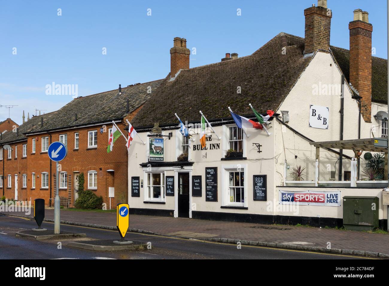 The Bull Inn, un pub du centre-ville avec hébergement, Newport Pagnell, Buckinghamshire, Royaume-Uni Banque D'Images