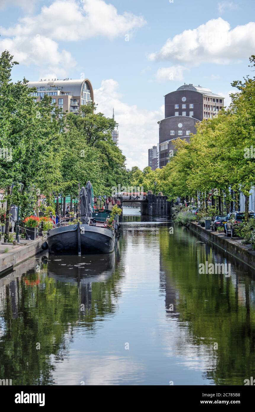 La Haye, pays-Bas, 11 juillet 2020 : vue sur le canal de Zuid Singelsgracht avec arbres, barges, voitures et immeubles d'appartements modernes Banque D'Images