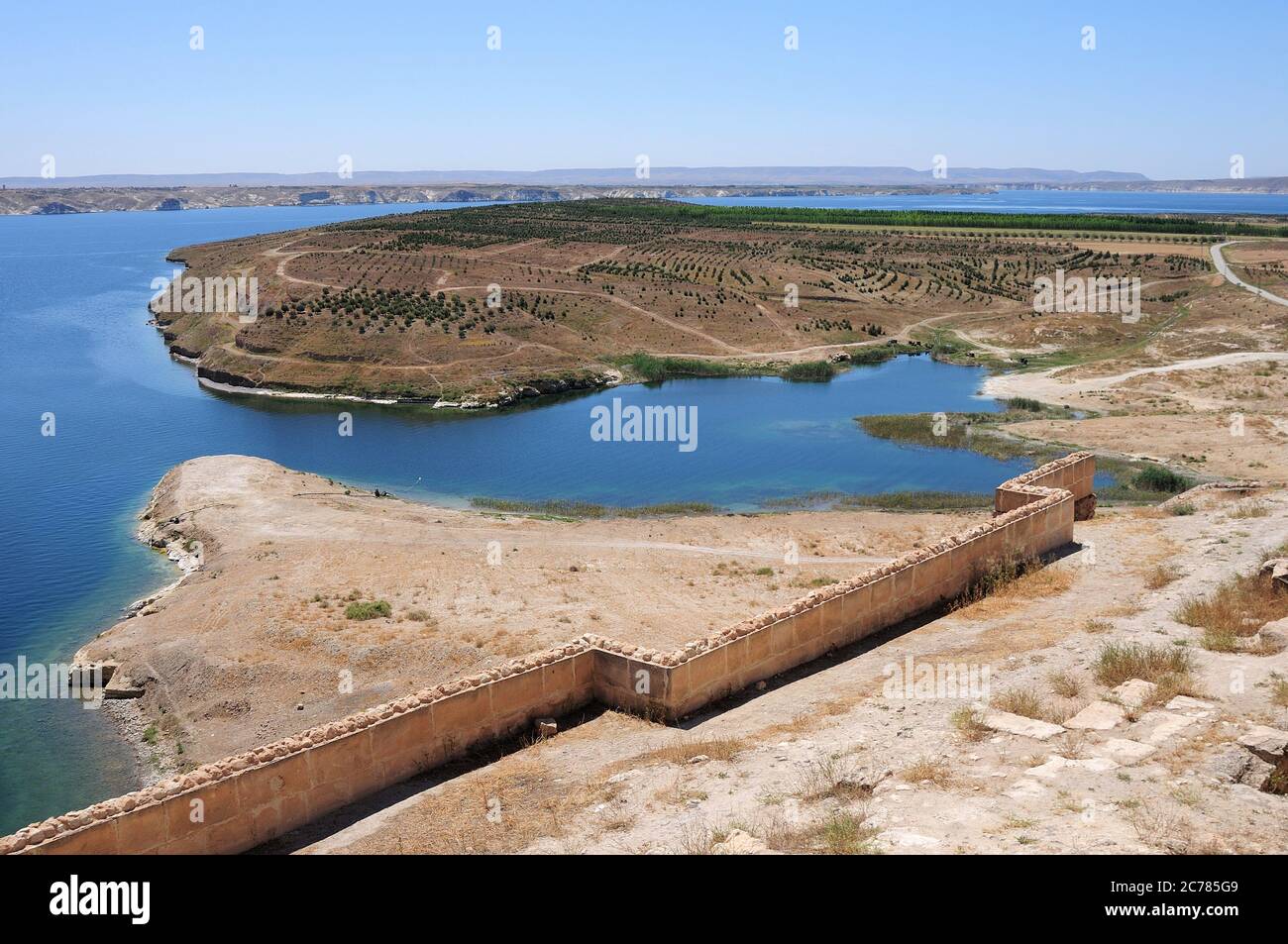 Le château de Necm est situé à Manbij en Syrie. Le château est situé sur la rive de l'Euphrate. Le château a été construit dans la 100e année avant Christ Banque D'Images