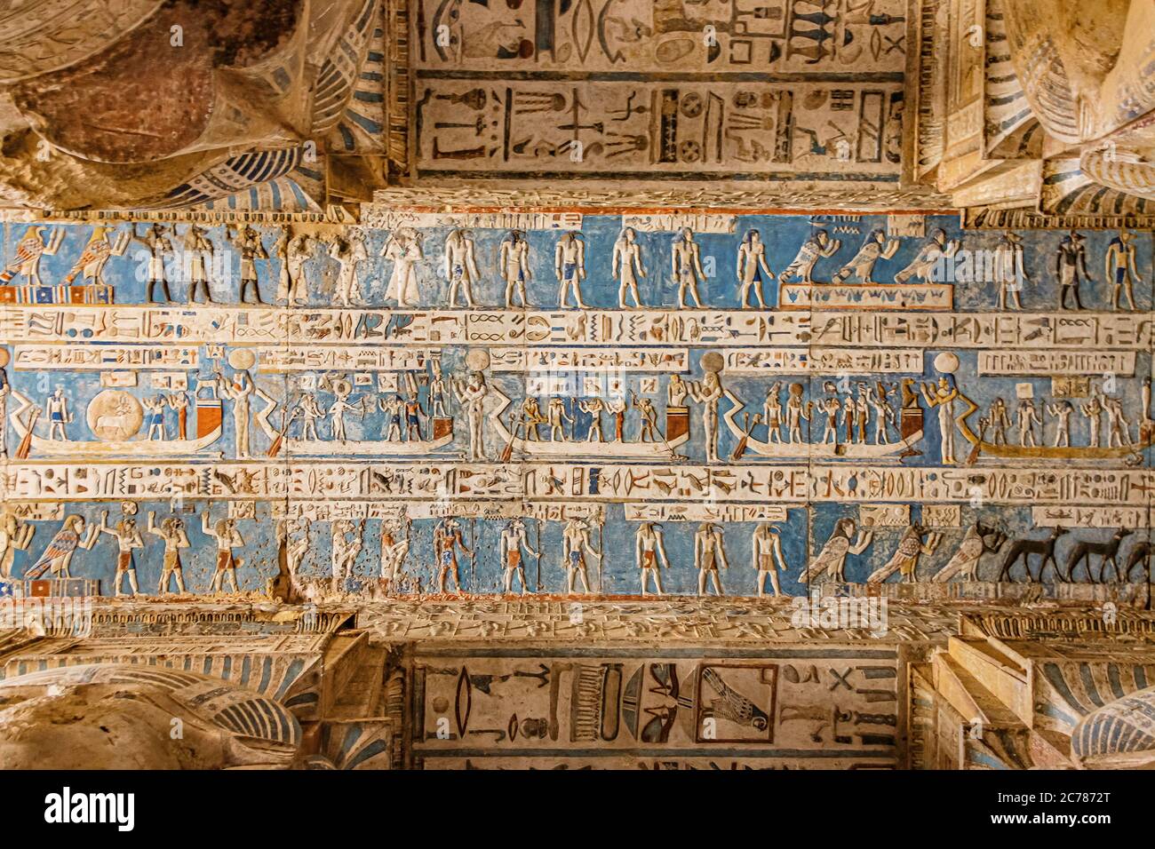 Magnifique intérieur du Temple de Dendera ou du Temple de Hathor. Égypte, Dendera, ancien temple égyptien près de la ville de Ken Banque D'Images