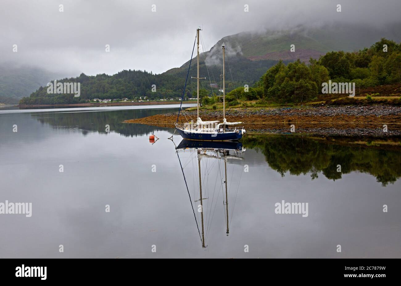 Ballachulish, Lochaber, Écosse, Royaume-Uni. 15 juillet 2020. Après une lourde pluie de nuit, le matin a commencé par la brume sur les collines et les montagnes en arrière-plan, avec peu ou pas de vent sur le Loch Leven permettant des réflexions presque parfaites de la petite embarcation et des conditions parfaites pour le milieu. La pluie s'est mise en place peu après pour accueillir les visiteurs qui s'aventuraient dans la région, car les grands hôtels sont autorisés à ouvrir, ainsi que les pubs et les bars pouvant servir les clients à l'intérieur. Banque D'Images