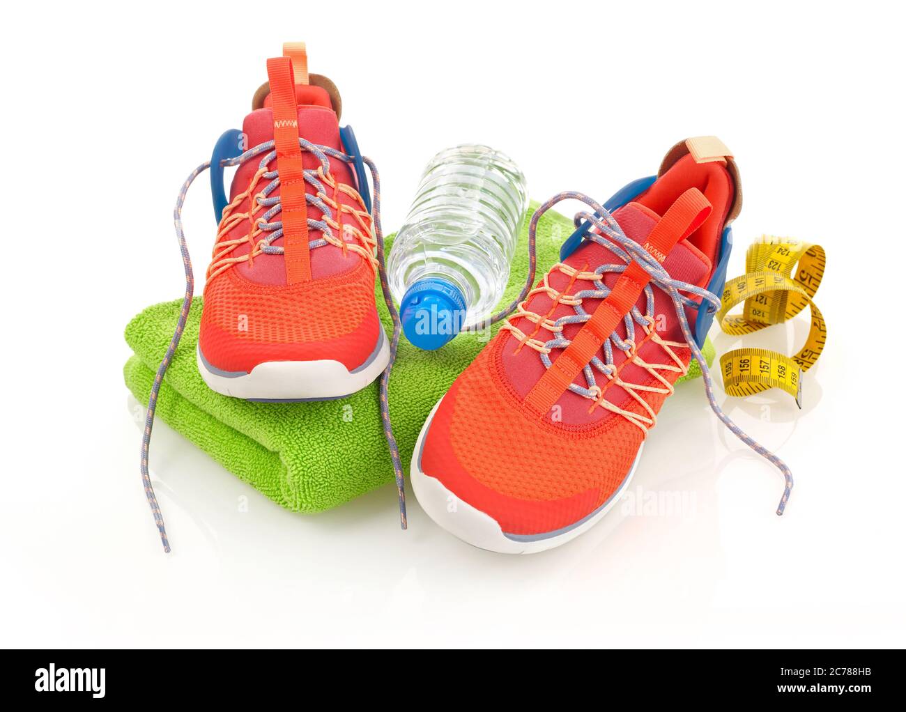 Chaussures de sport, serviette, bouteille d'eau et mètre ruban Banque D'Images