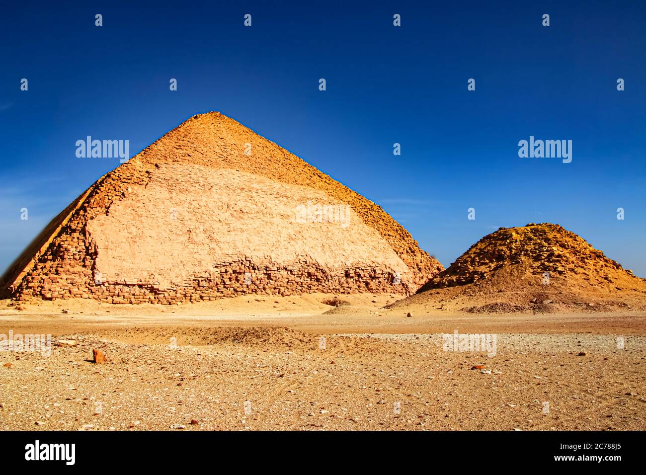 La pyramide brisée est une pyramide égyptienne à Dakhshur, érigée pendant le règne de Pharaon Snofra XXVI siècle avant J.-C. Banque D'Images