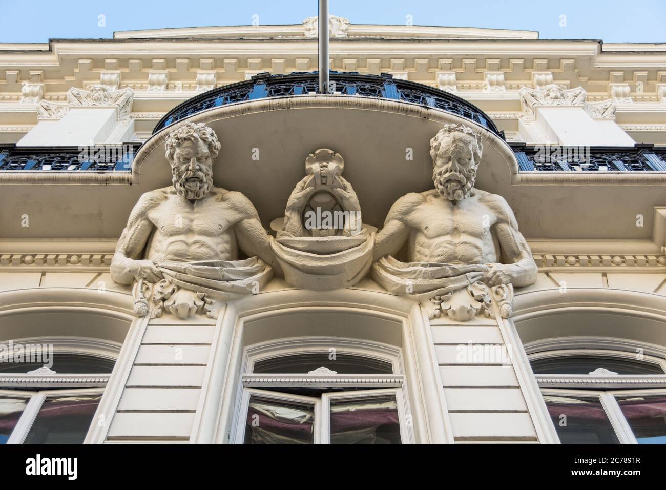 Gros plan de la sculpture d'Atlantes au-dessus de Lloyds Bank, Law courts Branch, Outer Temple, Strand, Londres, WC2, ROYAUME-UNI Banque D'Images