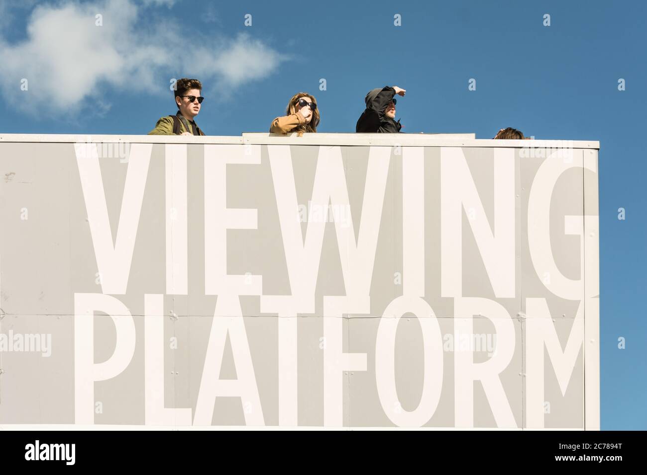 Touristes les gens regardent depuis la plate-forme de visionnement sur King's Boulevard, King's Cross, Londres, Royaume-Uni. Banque D'Images