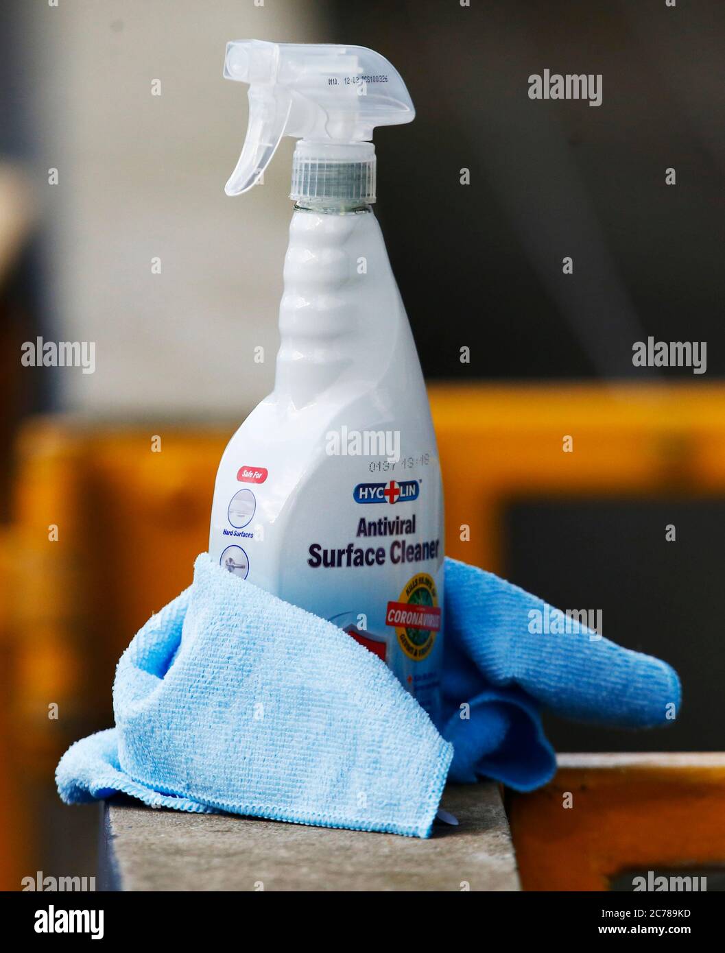 LONDRES, Royaume-Uni, JUILLET 14:antiviral surface Cleaner à utiliser sur les poteaux de but et de nettoyage des balles de football pendant le championnat EFL Sky Bet entre Banque D'Images