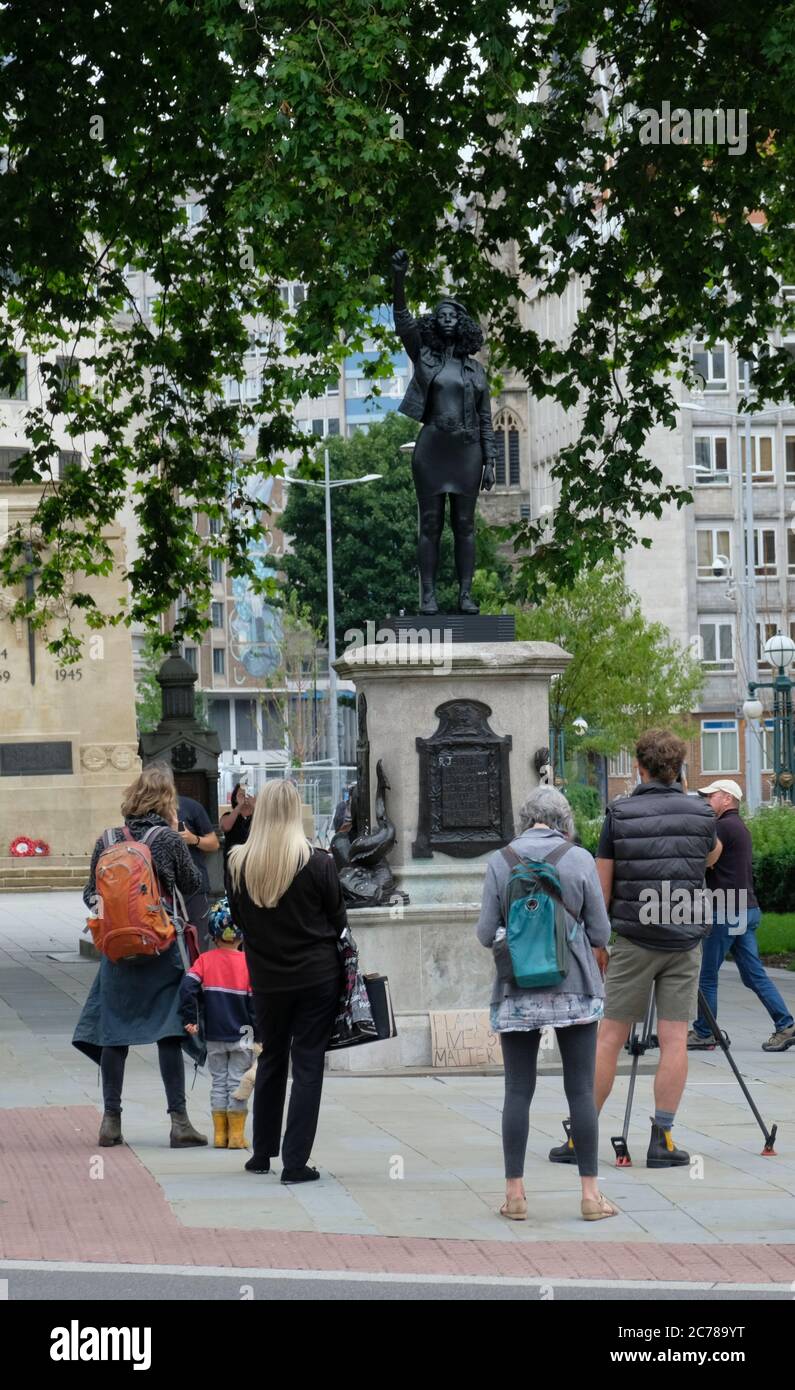 Bristol, le 15 juillet 2020. Une statue du prostor Jen Reid de Black Lives par le sculpteur Marc quinn a été placée sur le socle vacant de Colston dans le centre de Bristol. L'installation est non officielle et a eu lieu tôt ce matin. Le Conseil de Bristol n'est toujours pas décidé sur l'avenir de la plinthe alors que la statue de Colston est tenue dans un endroit sûr. Statue est appelée « montée de puissance » crédit: JMF News/Alay Live News Banque D'Images