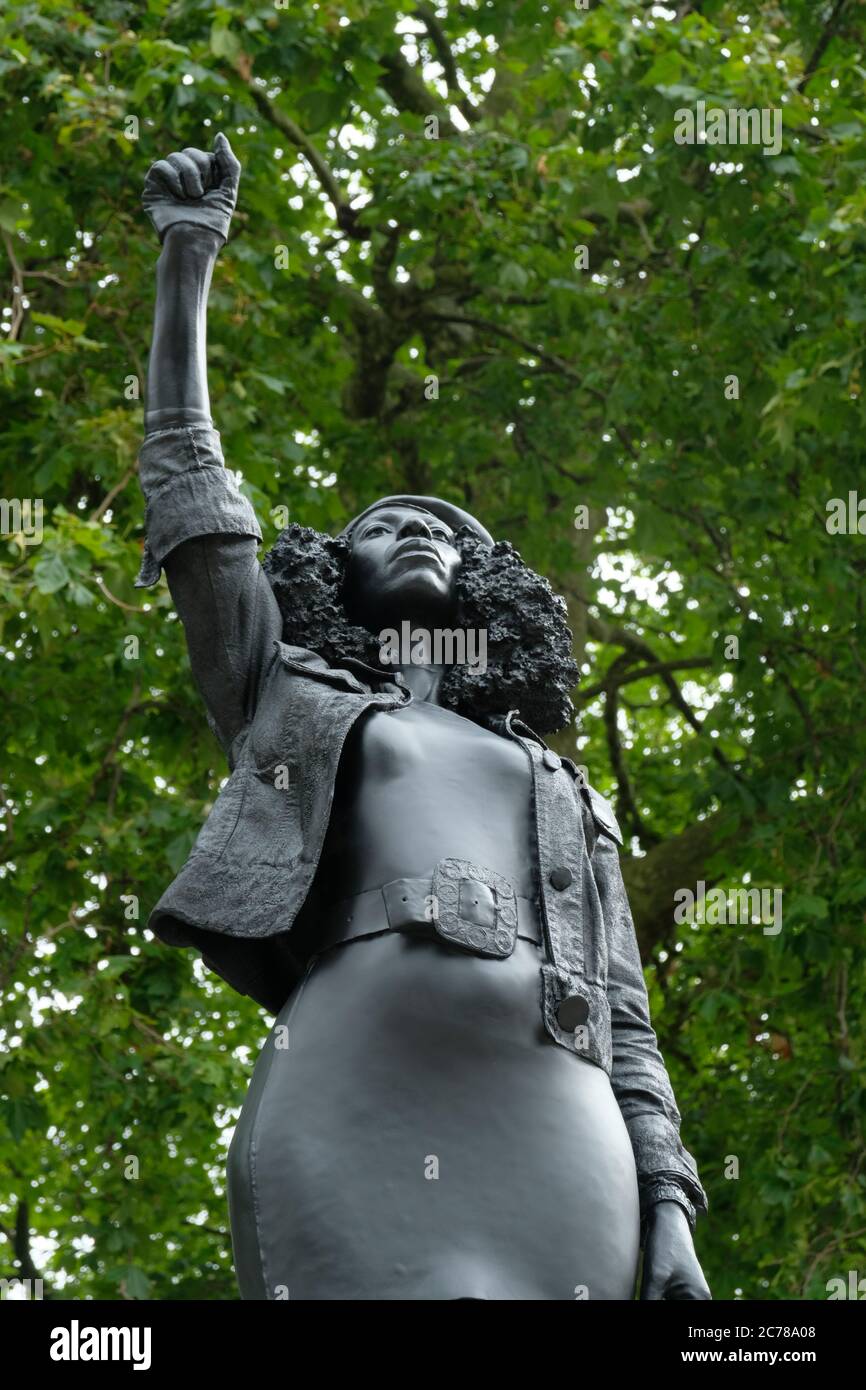 Bristol, le 15 juillet 2020. Une statue du prostor Jen Reid de Black Lives par le sculpteur Marc quinn a été placée sur le socle vacant de Colston dans le centre de Bristol. L'installation est non officielle et a eu lieu tôt ce matin. Le Conseil de Bristol n'est toujours pas décidé sur l'avenir de la plinthe alors que la statue de Colston est tenue dans un endroit sûr. Statue est appelée « montée de puissance » crédit: JMF News/Alay Live News Banque D'Images