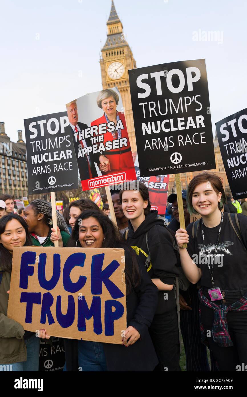 Rassemblement contre le président Trump, qui devait coïncider avec le début du débat parlementaire sur le président Trump, visite d'État en Grande-Bretagne, qui devrait avoir lieu plus tard cette année. Parliament Square, Londres, Royaume-Uni. 20 février 2017 Banque D'Images