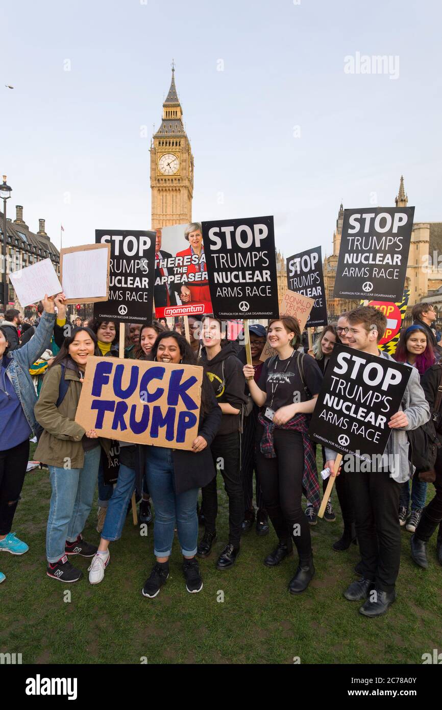 Rassemblement contre le président Trump, qui devait coïncider avec le début du débat parlementaire sur le président Trump, visite d'État en Grande-Bretagne, qui devrait avoir lieu plus tard cette année. Parliament Square, Londres, Royaume-Uni. 20 février 2017 Banque D'Images