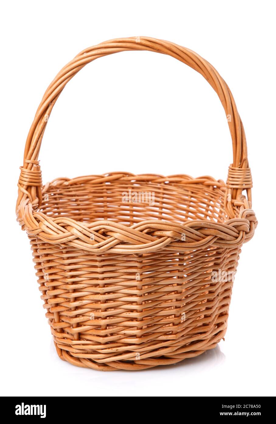 Panier en osier blanc original isolé sur blanc. Banque D'Images