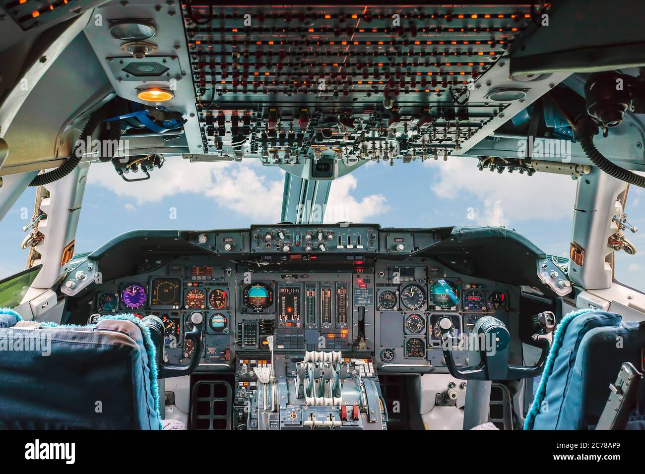 Cockpit pilot passenger plane Banque de photographies et d'images à haute  résolution - Alamy